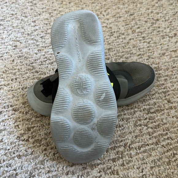 Under Armour shoes size kids 4 - Picture 2 of 4